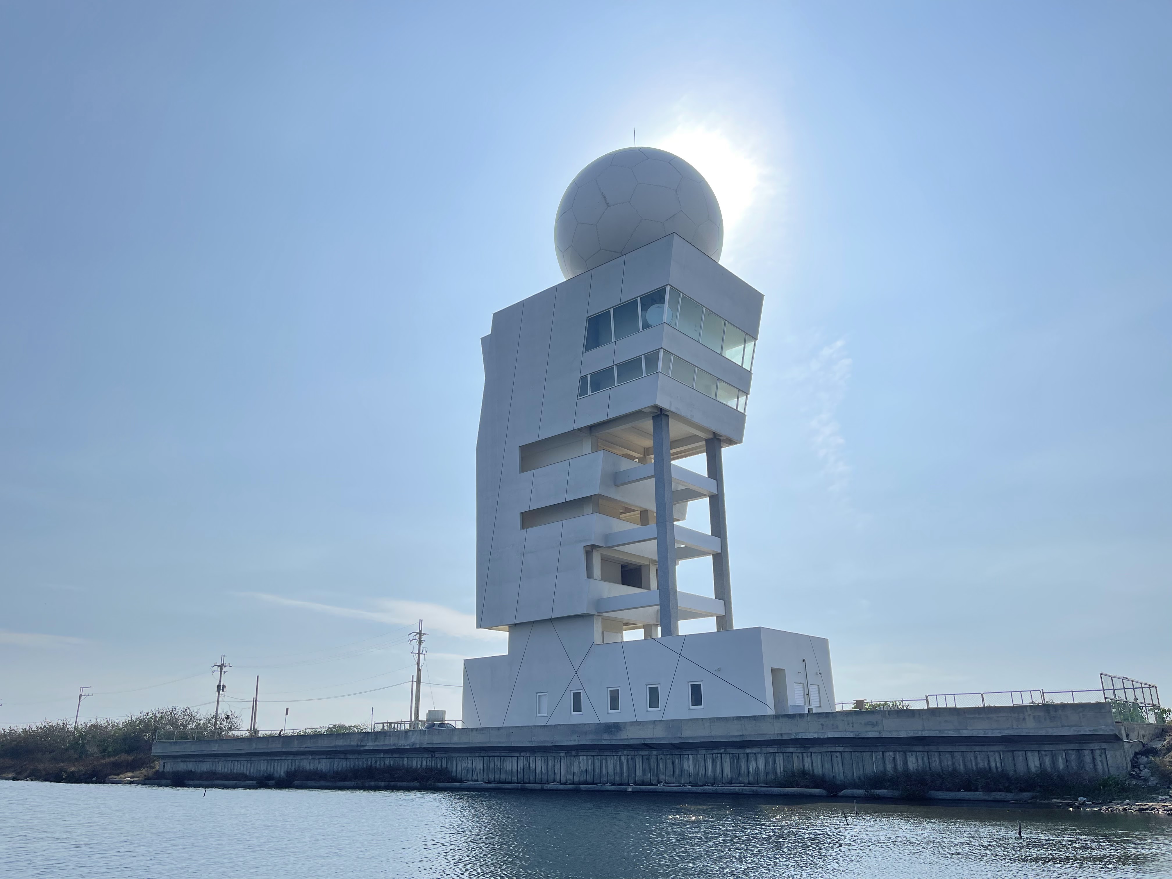 新七股雷達站建築外觀以黑面琵鷺的意象作為發想