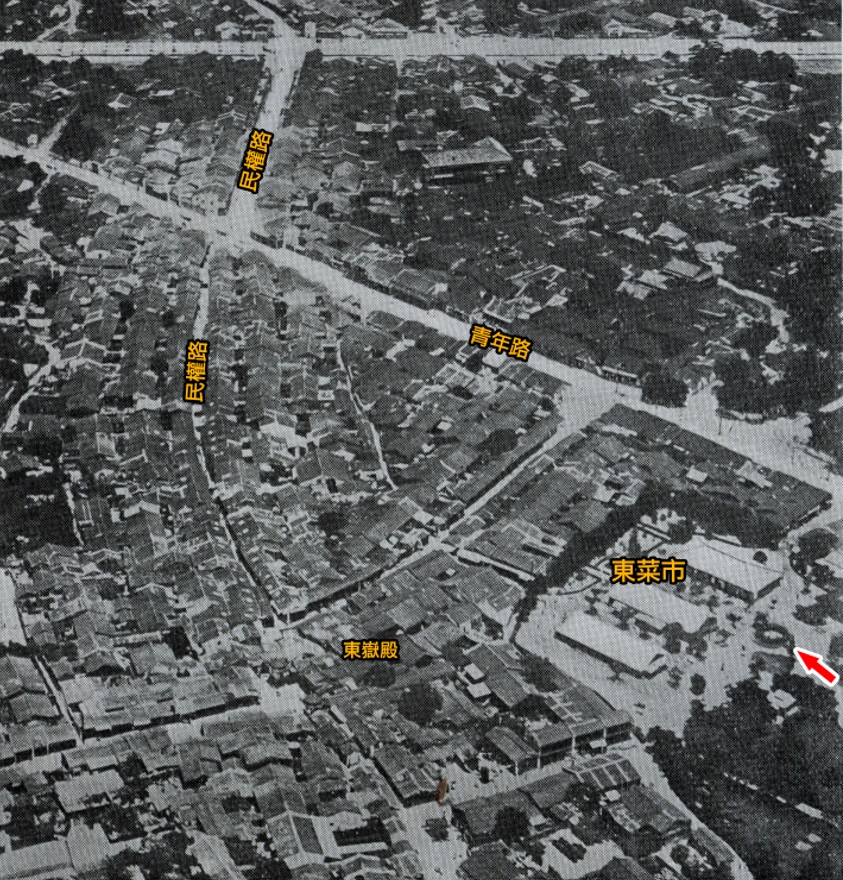 1917年臺南市空照圖，圖中右下方即為重建後的東菜市，箭頭處為入口。