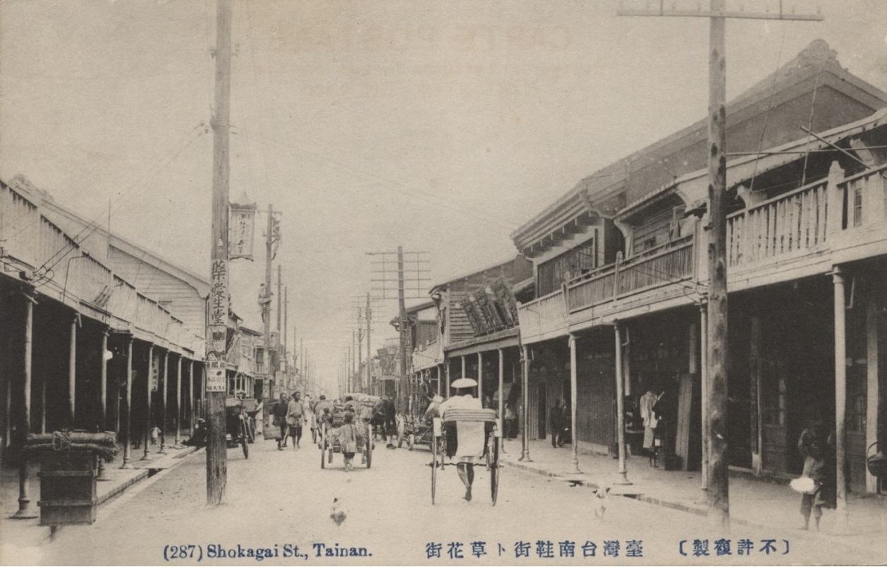約1910年代初期鞋街、草花街（民權路公園路附近）往西拍攝，照片中出現醒目的電線桿。