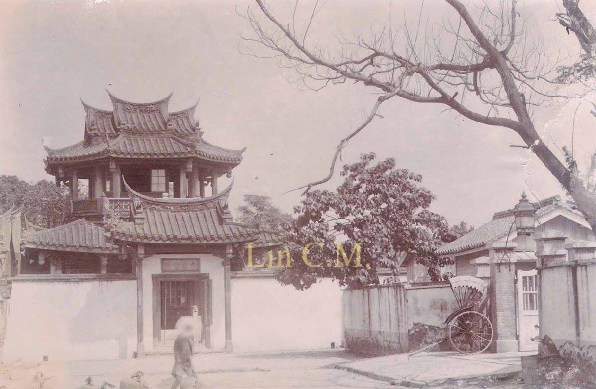 日治初期奎樓書院影像，右側拍到臺南廳舍大門，可見門前有一小廣場。
