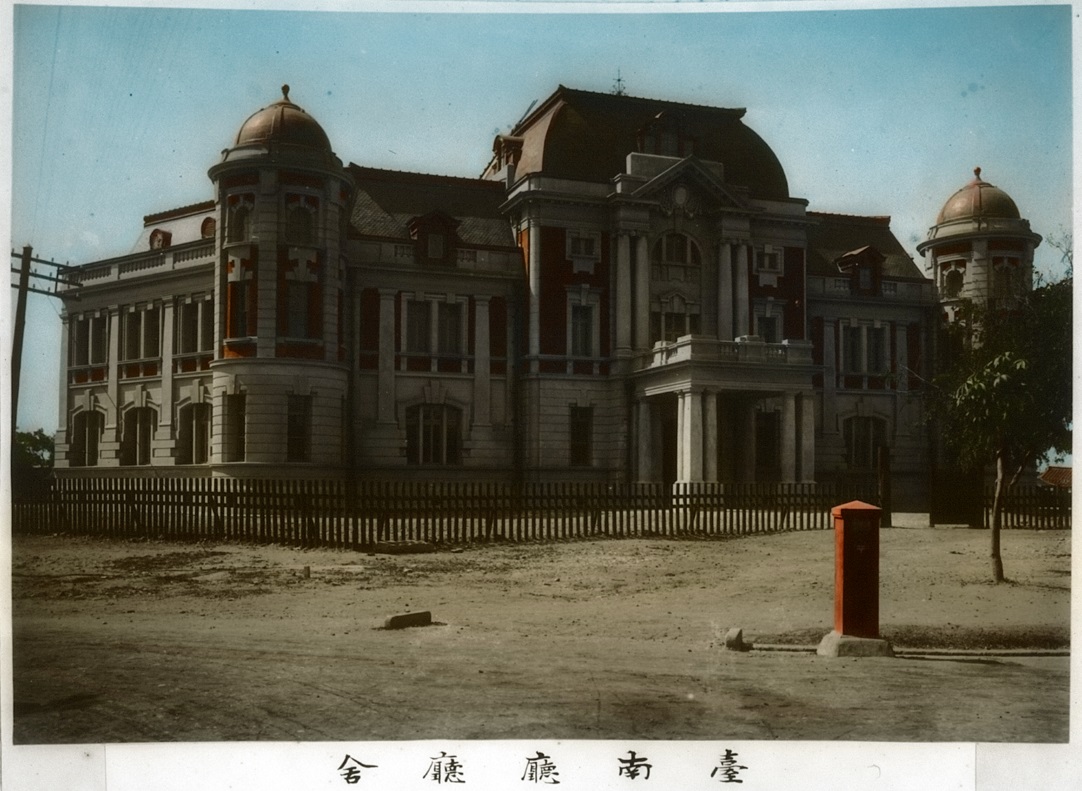 1915年甫完工之臺南廳新廳舍，左右兩翼尚未興建，1918年起陸續增築