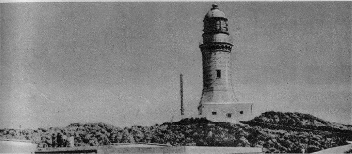 彭佳嶼燈塔，具氣象觀測的工作，創立於1909年(明治42年)，當時又稱為彭佳嶼燈台測候所。 (出自：《臺灣紹介最新寫真》，1931年。)