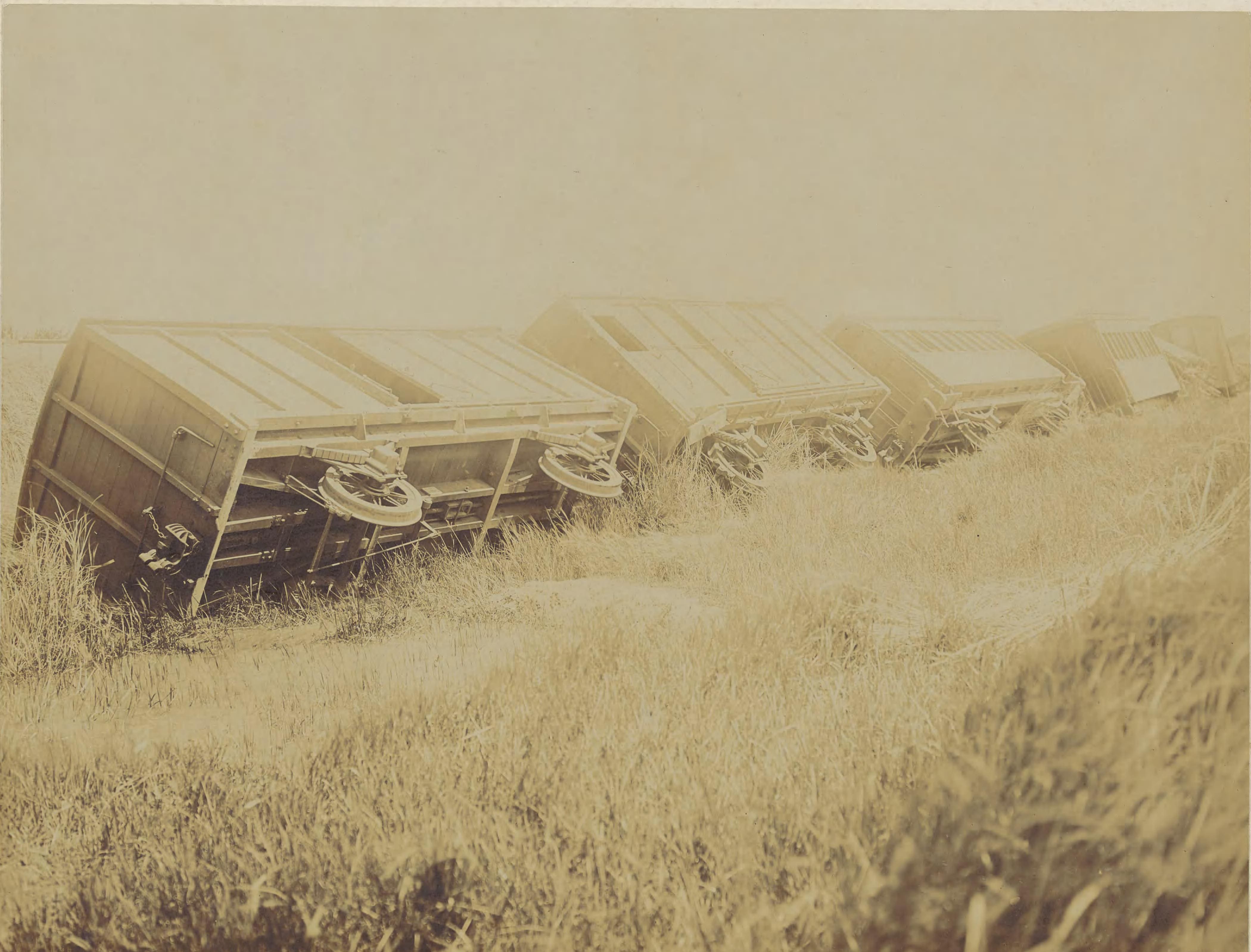 一列火車在左營與楠梓間翻覆。