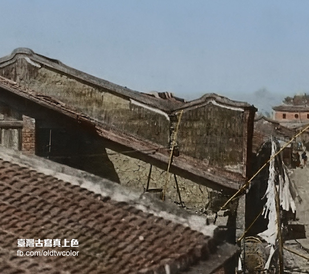 1895年11月臺北西門街影像，前方牆面為「土埆」、後方則為「編竹夾泥牆」。 (出自：作者自藏，經「臺灣古寫真上色」數位上色)