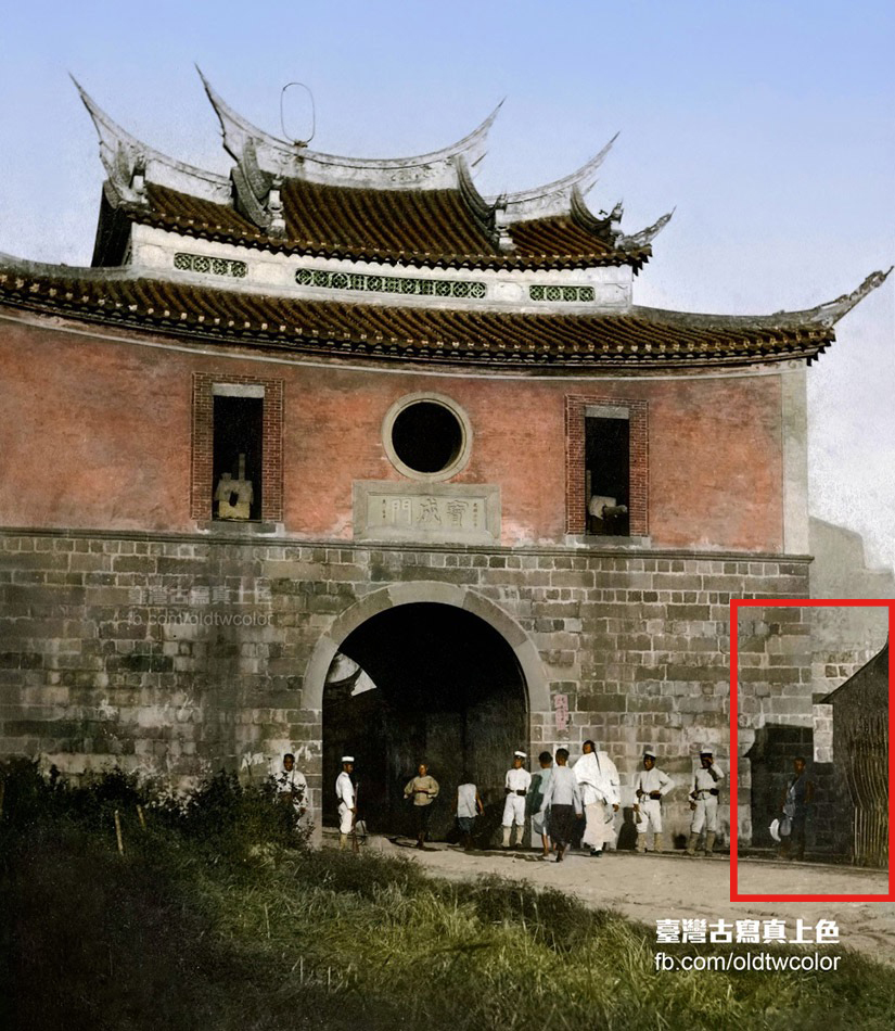 約1896年臺北城西門影像，城門左側仍為田野溝渠，右側房舍明顯採用「編竹夾泥牆」的工法。 (出自：作者自藏，經「臺灣古寫真上色」數位上色)。