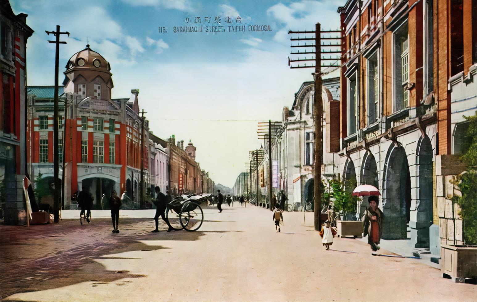 推估約日本時代1920年代臺北榮町彩色明信片，前方路口為今衡陽路(直)、重慶南路(橫)交叉口。 （色彩為當時人工上彩。資料來源：作者自藏）