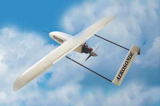 這是一張13公斤重沒有起落架的無人氣象飛機照片，機翼下端的感應器可以探測氣壓、氣溫、濕度、風向與風速。
