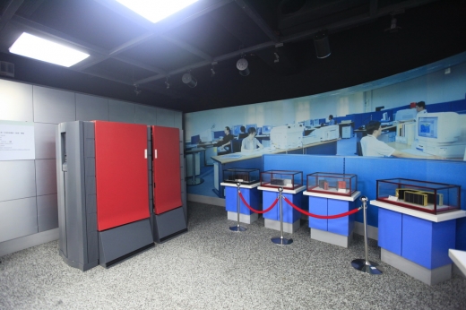這是一張從左前方拍攝之第二代超級電腦的展場環境照片