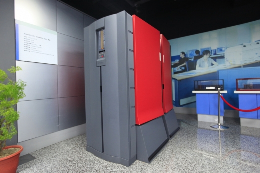 這是一張從左前方近距離拍攝之第二代超級電腦的展場環境照片