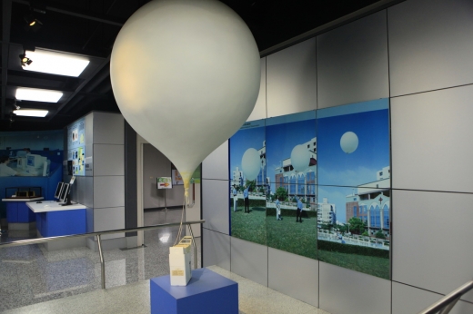 這是一張從右前方拍攝之高空探測汽球的展場環境照片