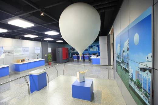 這是一張從右後方拍攝之高空探測汽球的展場環境照片