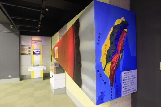 這是一張從觀看臺灣地質圖的角度拍攝的展示區圖。