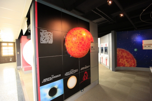 此為太陽展示區的側面圖，有一顆太陽與展區介紹版，太陽是一個熾熱的氣體球，分為大氣及內部兩部分。